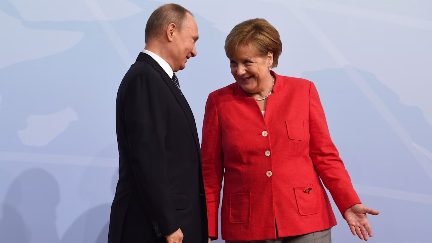 Angela Merkel se întoarce la locul crimei pentru a-l mai ajuta încă o dată pe Vladimir Putin